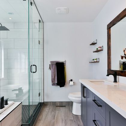 Salle de bain rénovée avec douche vitrée et double vasque