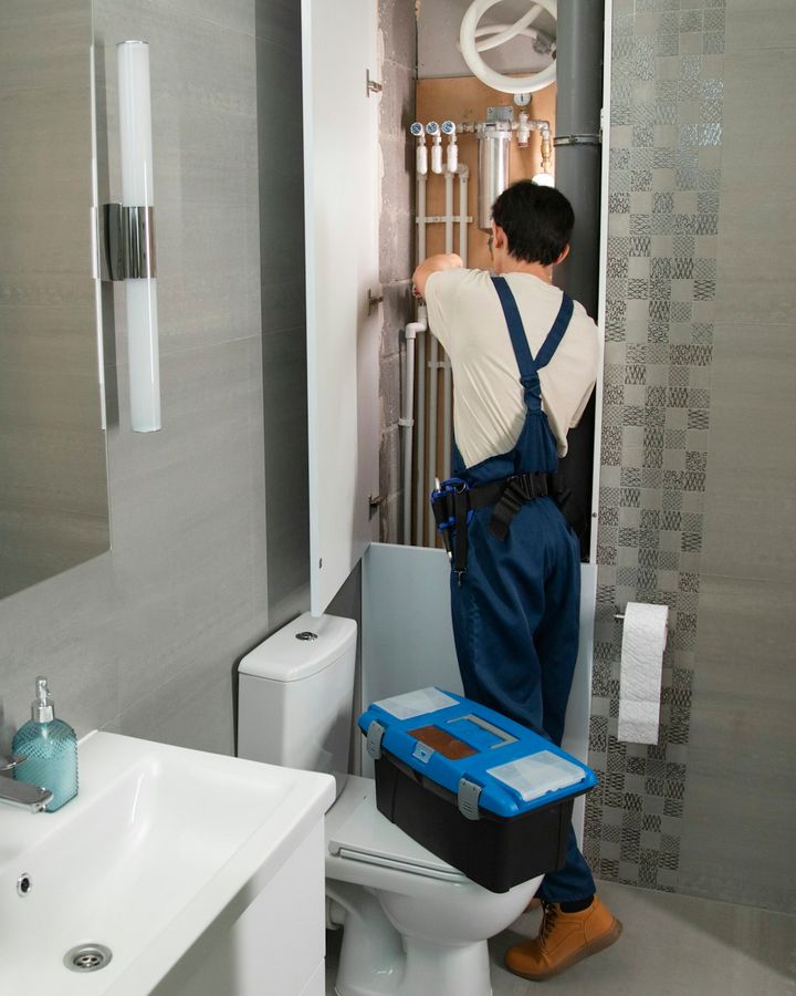 Plombier au travail dans une salle de bain